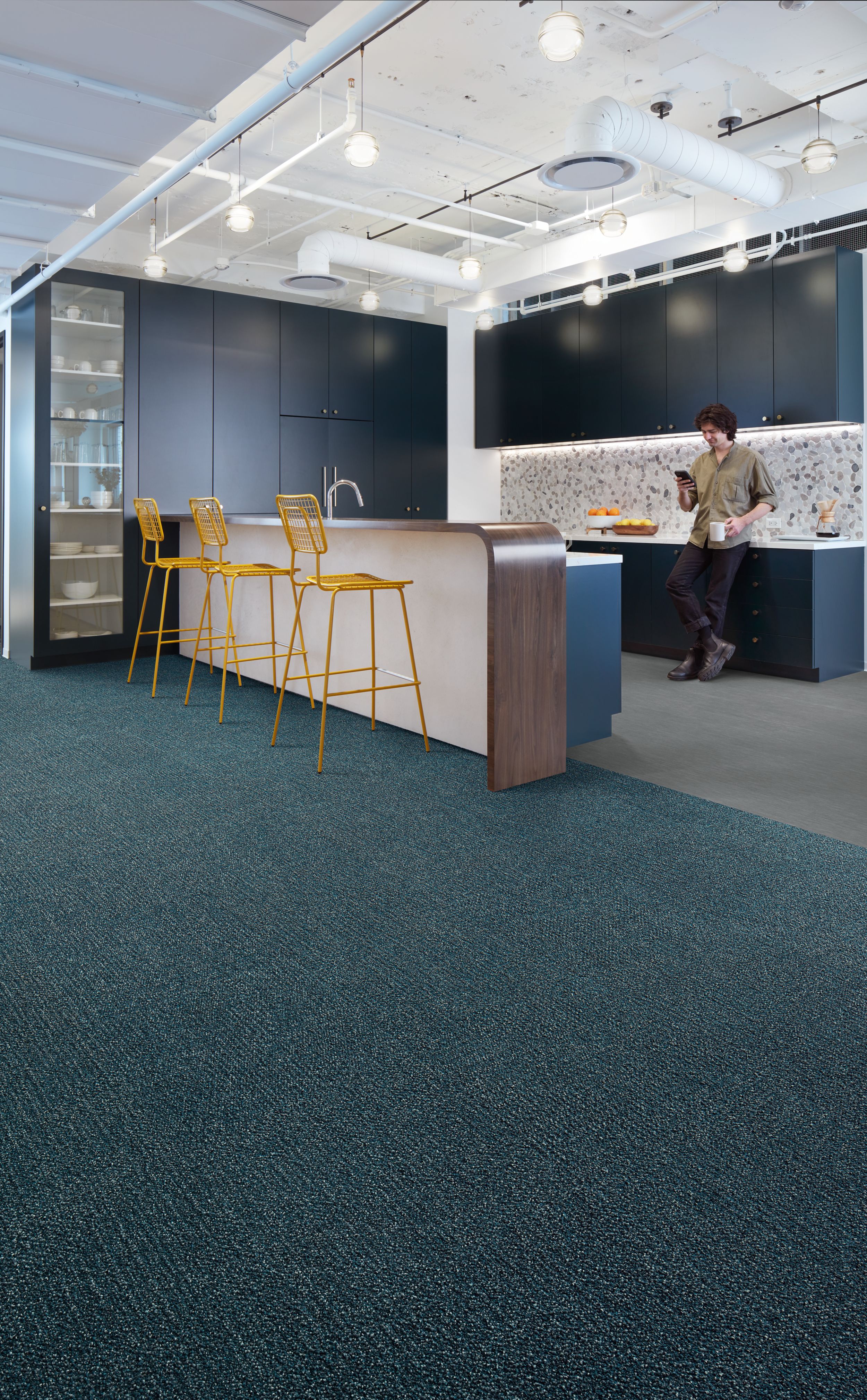 Interface Apple of My Eye carpet tile and Brushed Lines LVT in cafe area numéro d’image 1